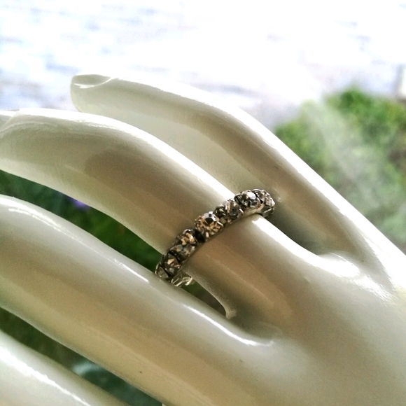 NWOT Stretch Rhinestone Ring - Picture 1 of 2